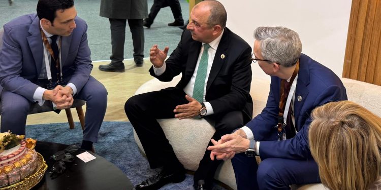 وزير قطاع الأعمال يتابع مع "سكاتك" مستجدات تنفيذ المحطة الشمسية بمجمع الألومنيوم