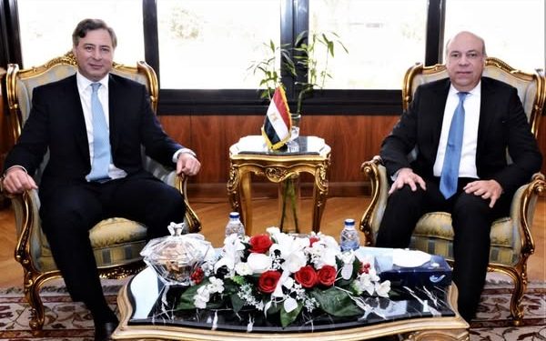 وزير الطيران يبحث مع شركات عالمية إدارة المطارات المصرية
