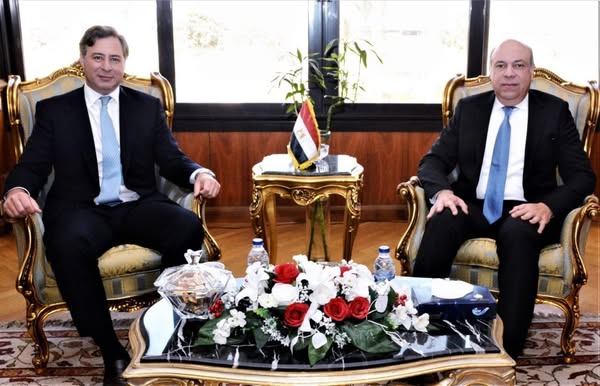 وزير الطيران يبحث مع شركات عالمية إدارة المطارات المصرية