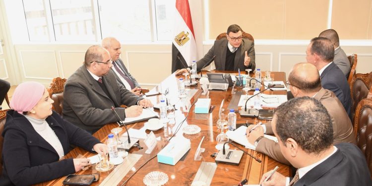 "الإسكان" تبحث تعظيم الاستفادة من إعلانات الطرق ببعض المدن الجديدة