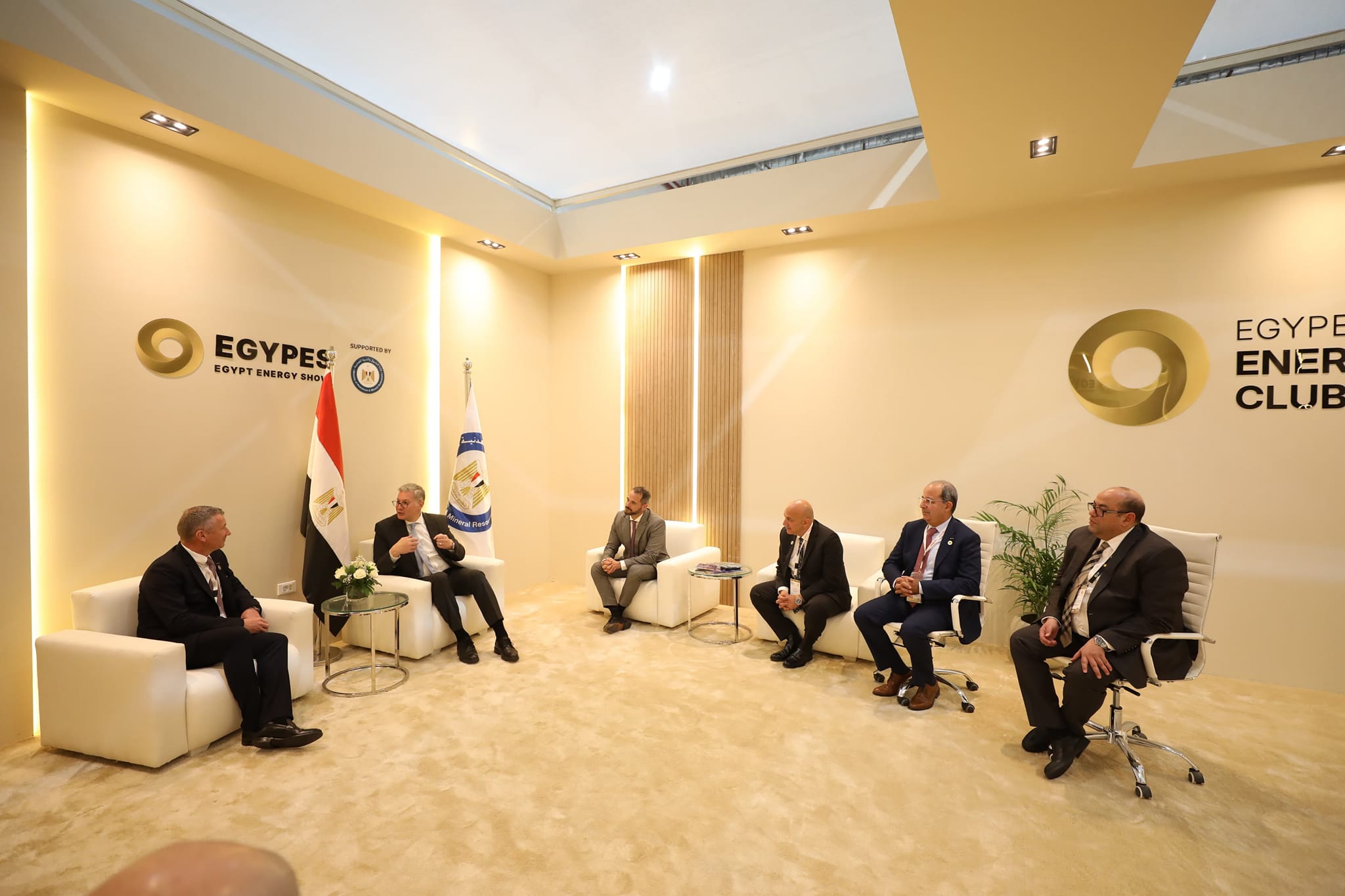 وزير البترول يبحث مع “إكسون موبيل” استكشافات الغاز في غرب المتوسط