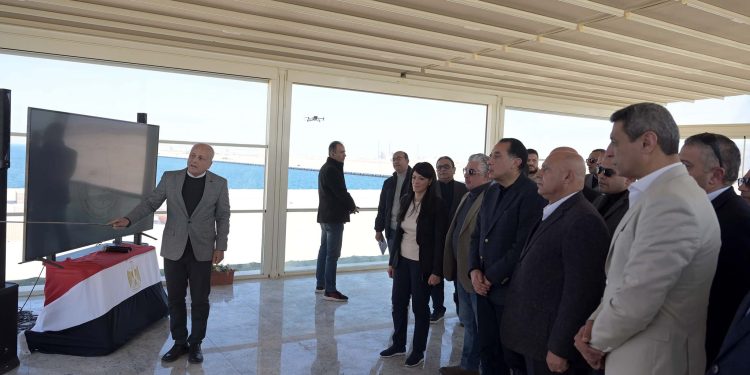 رئيس الوزراء يتفقد أعمال تطوير ميناء السخنة.. ويؤكد أهمية سرعة الإنجاز
