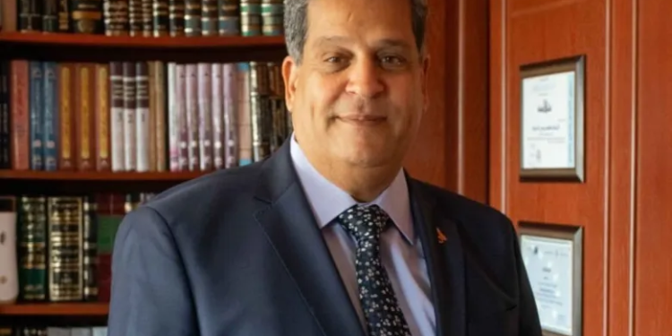 عاطف الشريف رئيس مجلس إدارة البورصة المصرية الأسبق، والشريك المؤسس لمكتب الشرف للاستشارات القانونية