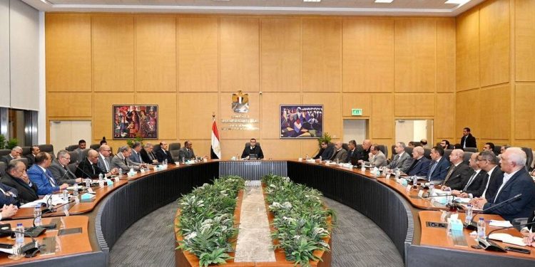 وزير الإسكان يتابع تنفيذ مشروعات حياة كريمة