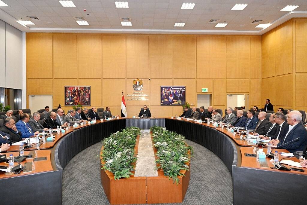 وزير الإسكان يتابع تنفيذ مشروعات حياة كريمة