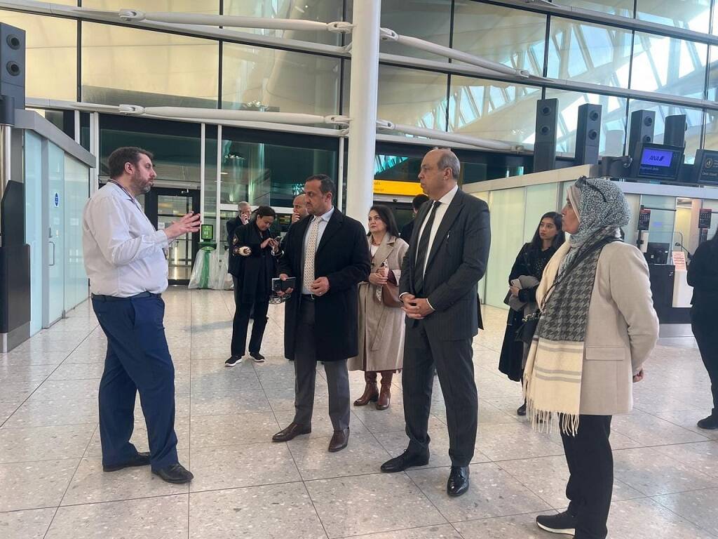 وزير الطيران يتفقد مطار هيثرو لبحث تعزيز التعاون وتطوير المطارات