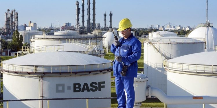 شركة "بي إيه إس إف BASF" أكبر منتج للكيماويات في العالم