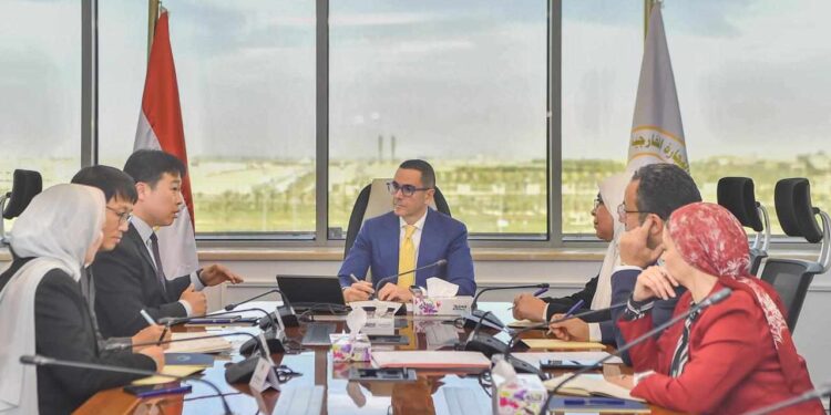 وزير الاستثمار يبحث مع "سامسونج" خططها التوسعية بالسوق المصري