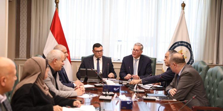 تعاون بين "البترول" و"الإسكان" لتسريع توصيل الغاز للمشروعات السكنية