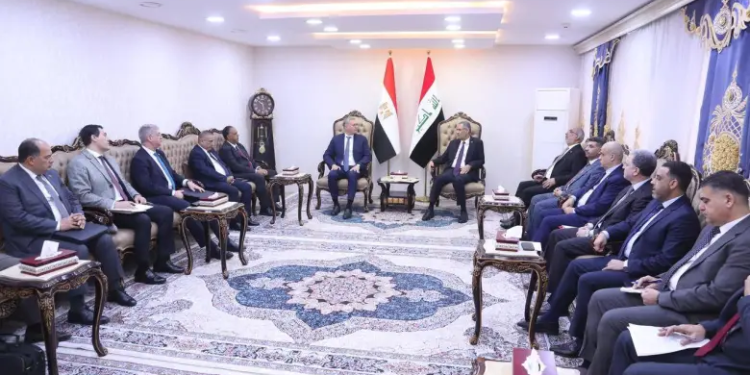 "البترول" تسعى لتكرير النفط العراقي في المعامل المصرية