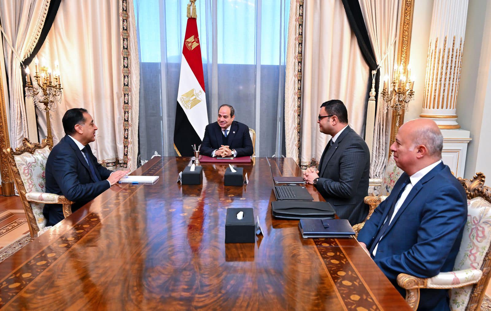 "السيسي" يوجه بتسريع تنفيذ مشروعات الإسكان وطرح 400 ألف وحدة جديدة