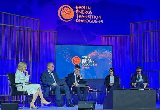 وزير البترول يبحث في برلين استئجار وحدة تغييز عائمة من ألمانيا