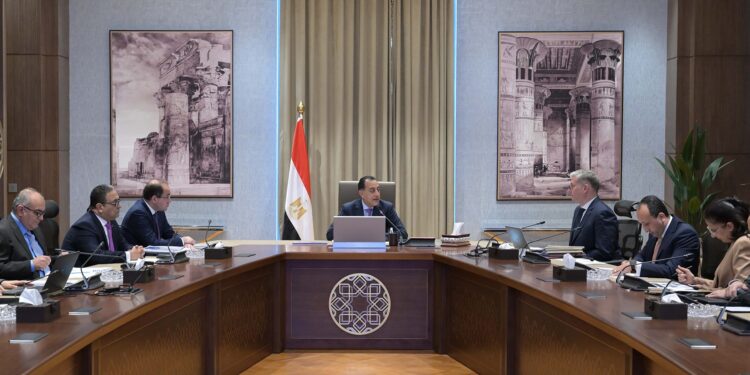 رئيس الوزراء يتابع عدد من ملفات العمل المشتركة بين "المالية" و"البترول"