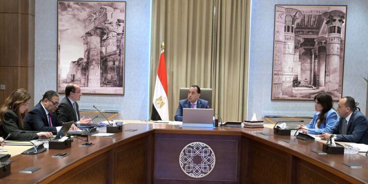 رئيس الوزراء يتابع ملفات عمل وزارة المالية