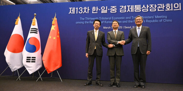 كوريا الجنوبية والصين واليابان تتفق على تعزيز التعاون التجاري