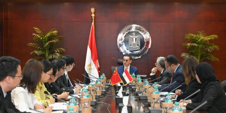 وزير الاستثمار يبحث مع سفير الصين سبل تعزيز العلاقات الاقتصادية