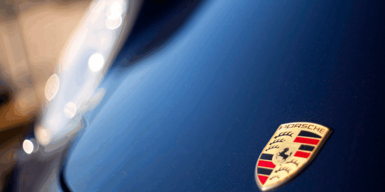 شركة بورشه الألمانية لصناعة السيارات الرياضية الفاخرة