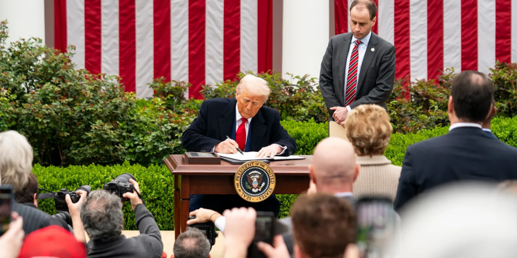 العالم يتأهب.. رسوم "ترامب" الجمركية تؤجج حربًا تجارية عالمية