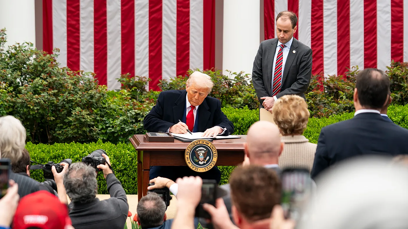 العالم يتأهب.. رسوم "ترامب" الجمركية تؤجج حربًا تجارية عالمية