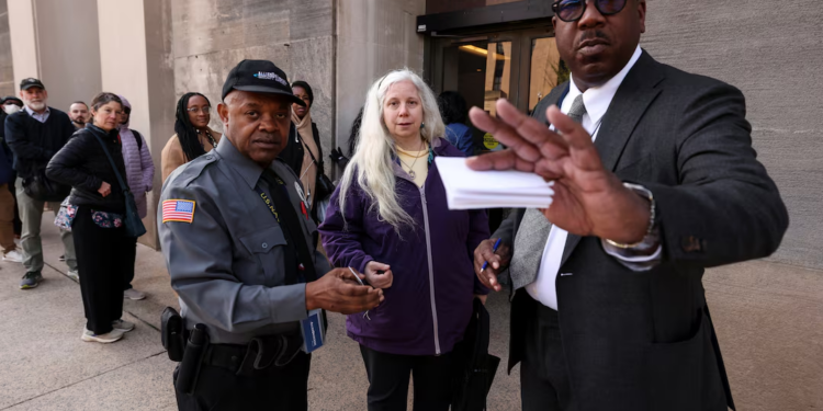 إدارة "ترامب" تبدأ تسريح نحو 10 آلاف موظف في الوكالات الصحية