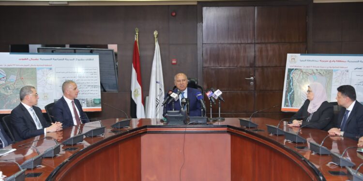 وزير الصناعة يعلن إطلاق مدينتين نسيجيتين بالمنيا والفيوم