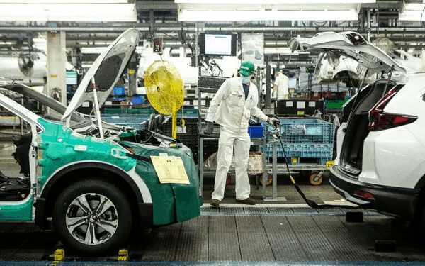 كندا تعفي شركات السيارات من الرسوم الانتقامية على الواردات الأمريكية