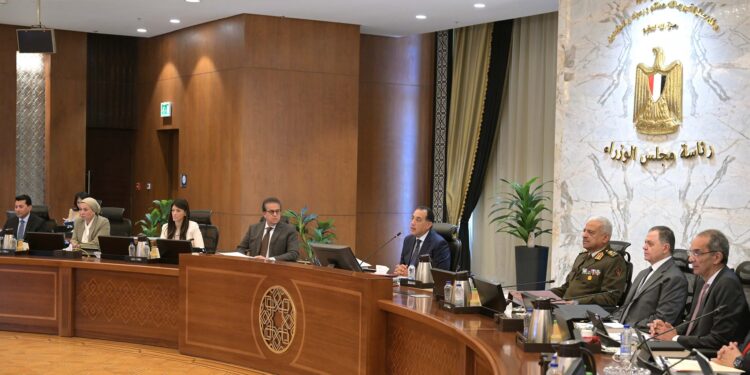 رئيس الوزراء: تيسير الإجراءات اللازمة لضخ استثمارات أجنبية جديدة في مصر