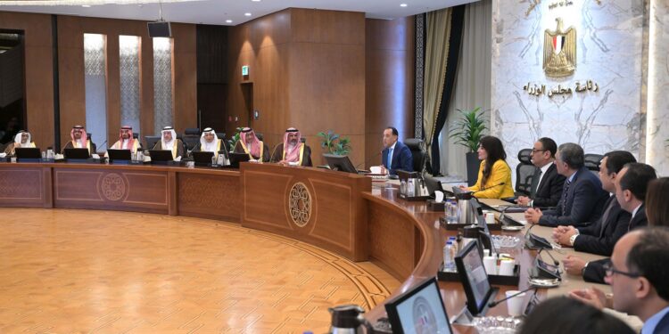 رئيس الوزراء يستقبل وفدًا من رجال الأعمال السعوديين لبحث فرص التعاون
