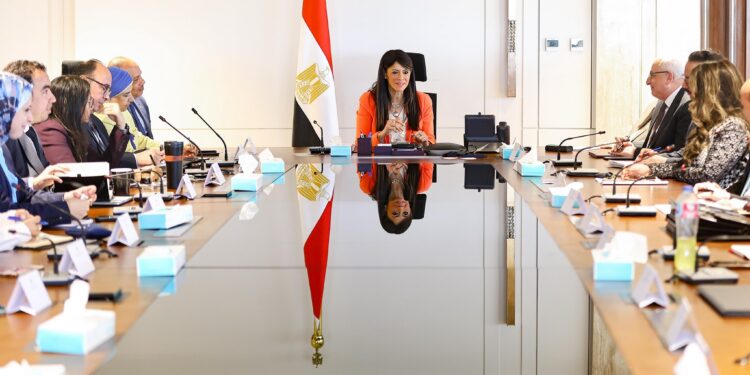 "المشاط" تُوجه بالبدء في إعداد خطة التنمية الاقتصادية متوسطة المدى 2026-2027