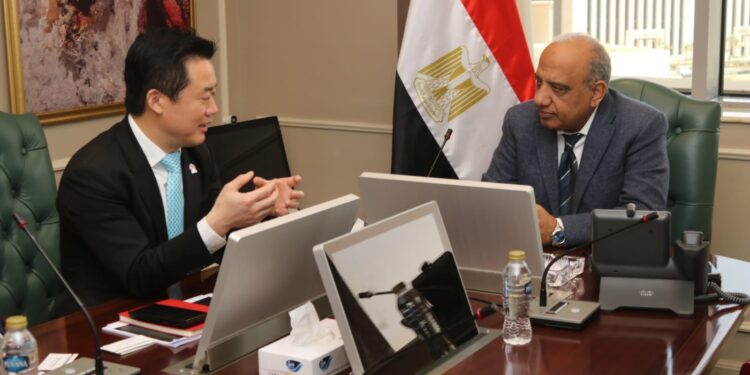 "الكهرباء" تبحث مع "هواوي" تعزيز التعاون في مجالات الطاقة المتجددة