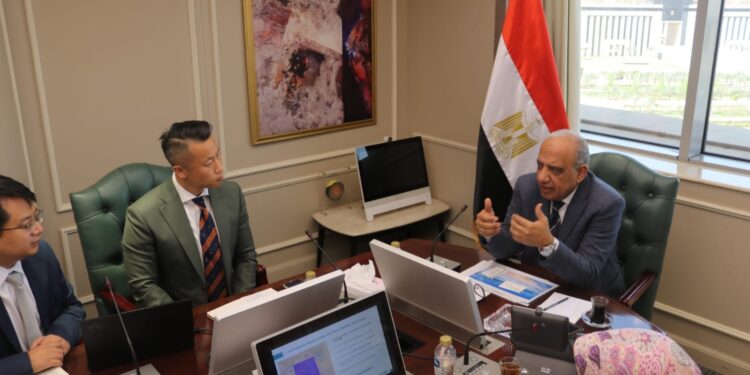 "الكهرباء" تبحث مع "ستيت جريد" الصينية التعاون في مجالات الطاقة المتجددة