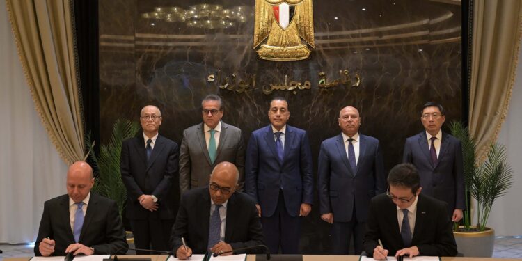 شراكة بين الحكومة والقطاع الخاص لإنشاء مصنع لأكياس الدم باستثمارات 1.4 مليار جنيه