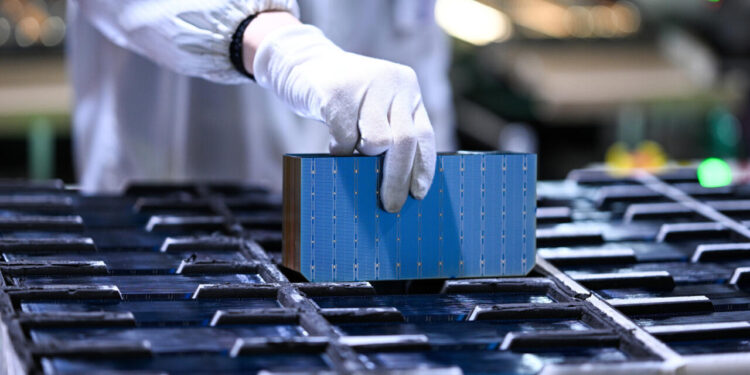 أمريكا تفرض رسومًا جمركية على ألواح شمسية صينية مصنعة في 4 دول آسيوية