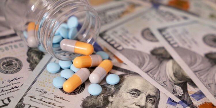 شركات الأدوية تضغط على "ترامب" لتطبيق الرسوم الجمركية على القطاع تدريجيًا