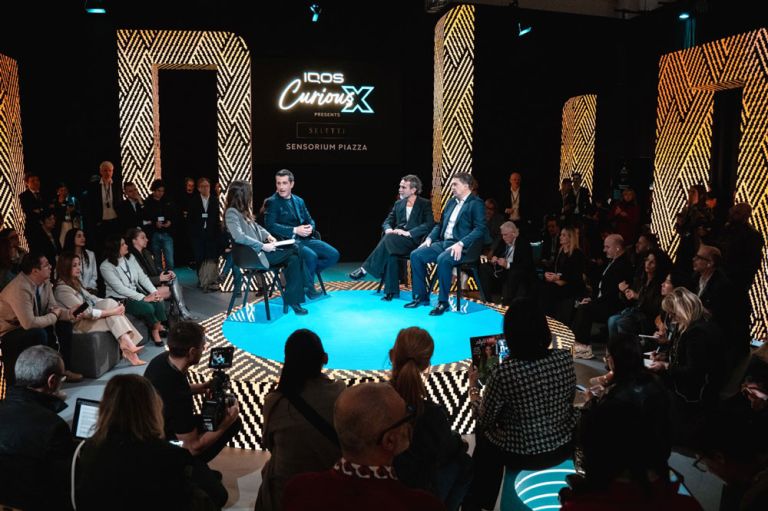تعاون بين "IQOS" و"SELETTI" لعرض "Curious X Sensorium Piazza" بأسبوع ميلانو للتصميم