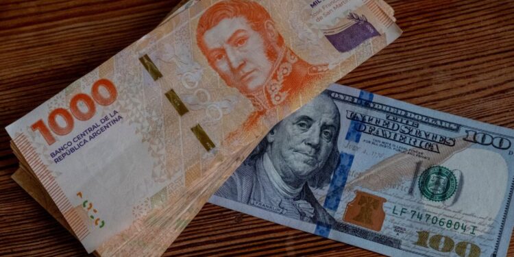 الأرجنتين تلغي ربط البيزو بالدولار.. وتتبنّى سياسة التعويم المدار