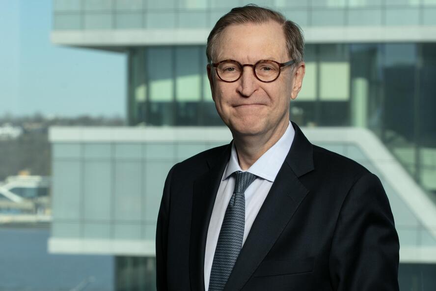 جلين هوبارد، أستاذ الاقتصاد والمالية في جامعة كولومبيا