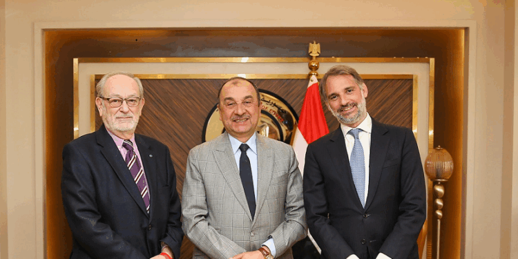 وزير قطاع الأعمال يبحث تطورات مشروع النيتريك والأمونيوم