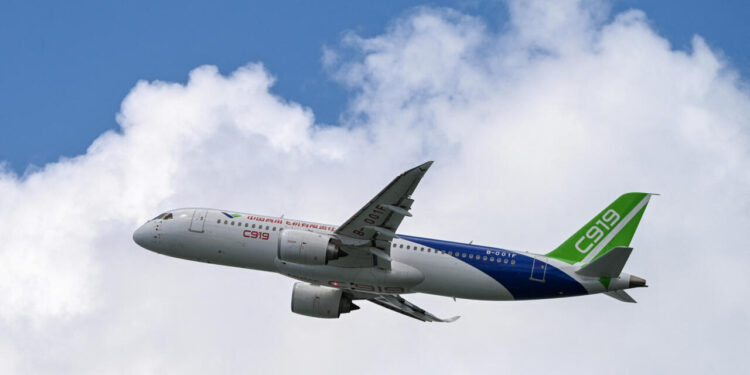 أمريكا تُعلّق مبيعات المحركات لصانعة الطائرات الصينية "كوماك"