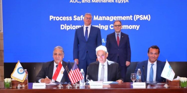 بروتوكول ثلاثى لـ«البترول والجامعة الأمريكية وميثانكس» لتطوير أول دبلومة مهنية لإدارة سلامة العمليات فى مصر
