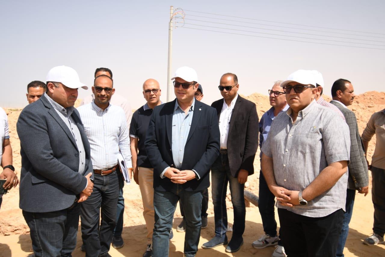 وزير الإسكان يتفقد مشروعات الساحل الشمالي الغربي وأعمال الطرق والمرافق بمنطقة رأس الحكمة