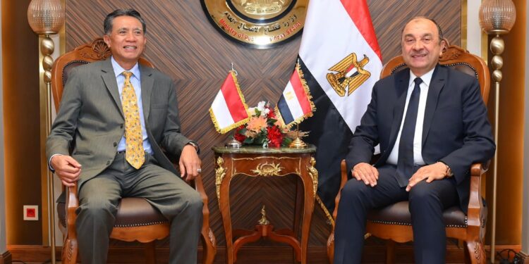 وزير قطاع الأعمال مع سفير إندونيسيا بالقاهرة