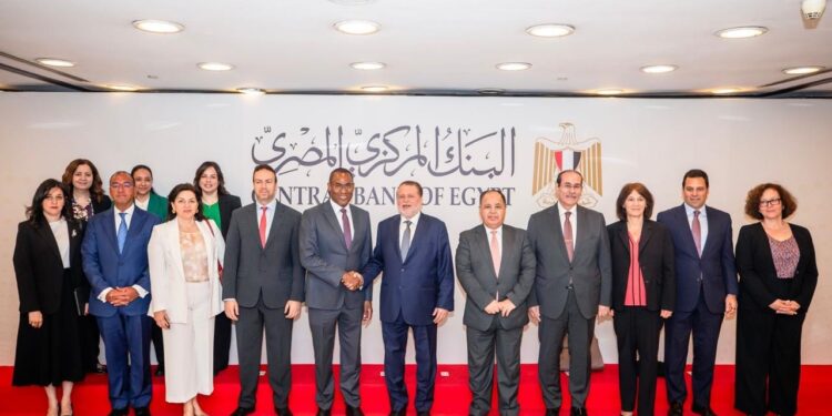 "المركزي المصري" يستعرض تطورات مؤشرات الاقتصاد مع صندوق النقد