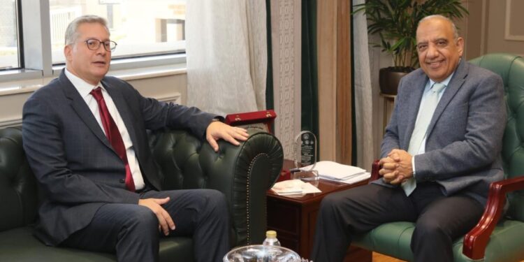 وزيرا الكهرباء والبترول يبحثان الاستعدادات لفصل الصيف