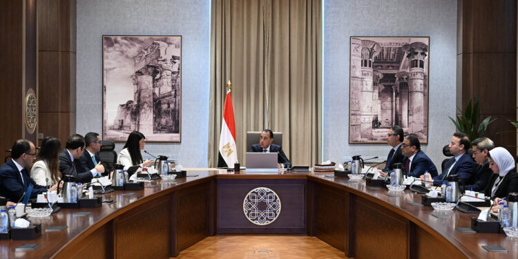 رئيس الوزراء يتابع موقف توافر السلع الاستراتيجية