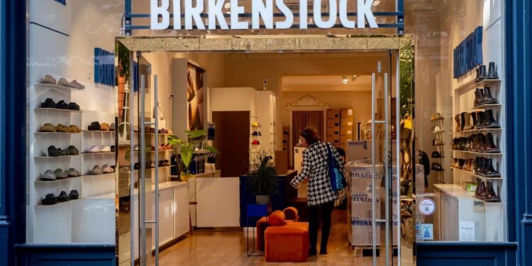 ضغوط الرسوم الأمريكية تُشعل أسعار السلع عالميًا