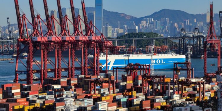 الحرب التجارية بين أمريكا والصين تضرب قطاع الشحن في هونج كونج