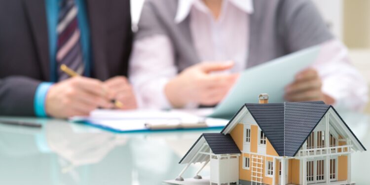 "عقود الإذعان" تهدد مصداقية السوق العقاري