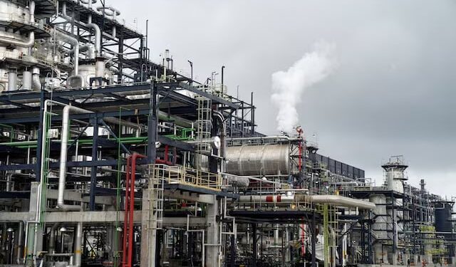 ملياردير نيجيري يخطط لطرح أكبر مصفاة نفط أفريقية للاكتتاب في 2026