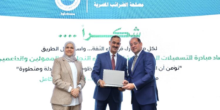 وزارة المالية تكرم "طلعت مصطفى" وعددا من الممولين لدعم تحديث المنظومة الضريبية